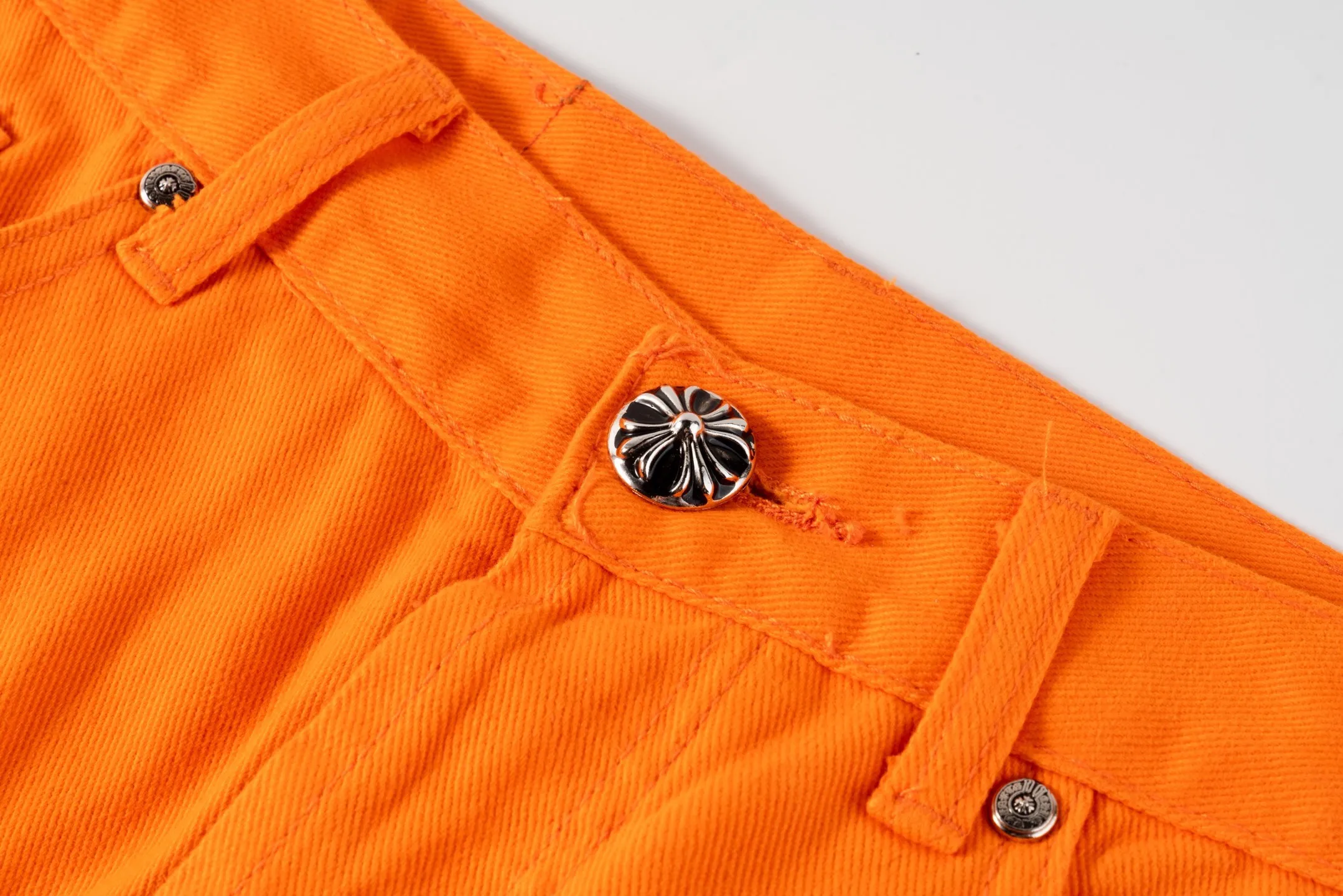 P240 Chrome Hearts/CH Chrome Hearts Virgil co-branded limited edition orange black leather cowboy bootcut jeans (orange) Chrome Hearts co-branded jeans are really amazing! 🔥 As a jeans lover, I am amazed by its workmanship and details! Same style for men and women, must-have Cow King Style No.: 1707# Color: Orange Size: 28 30 32 34 (S-XL)